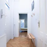 2 Bedroom Apartment Close To Opera House.