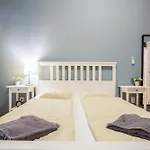 2 Bedroom Apartment Close To Opera House.