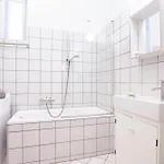 2 Bedroom Apartment Close To Opera House.