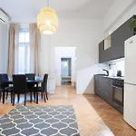 2 Bedroom Apartment Close To Opera House.